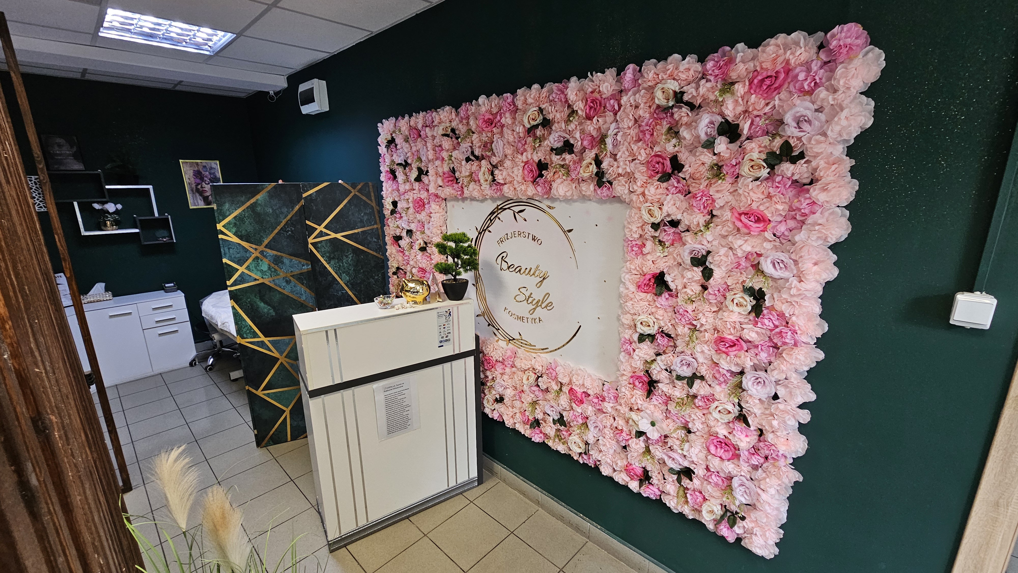 Recepcja salonu Beauty Style ze ścianą kwiatową