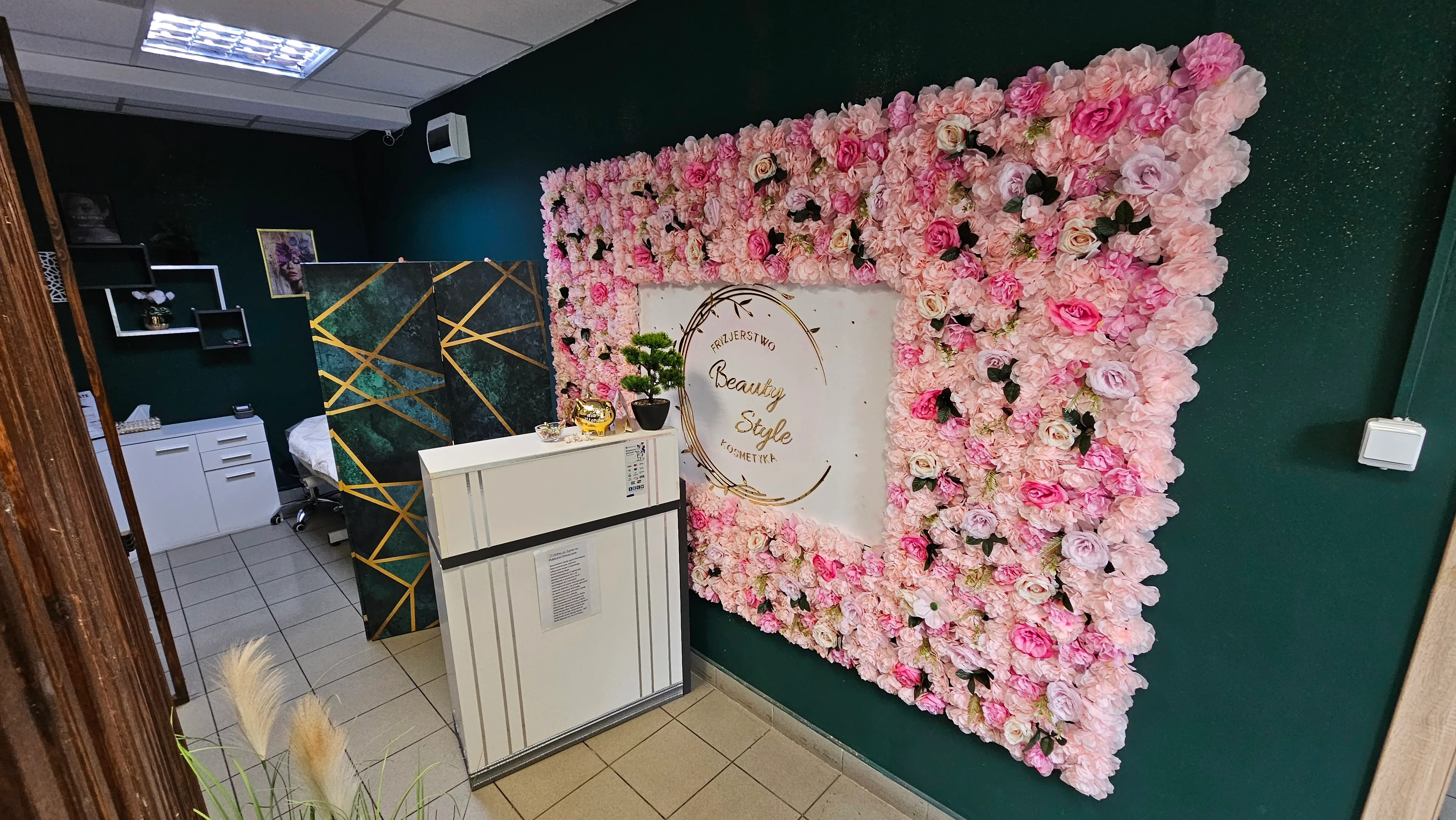 Recepcja salonu Beauty Style ze ścianą kwiatową
