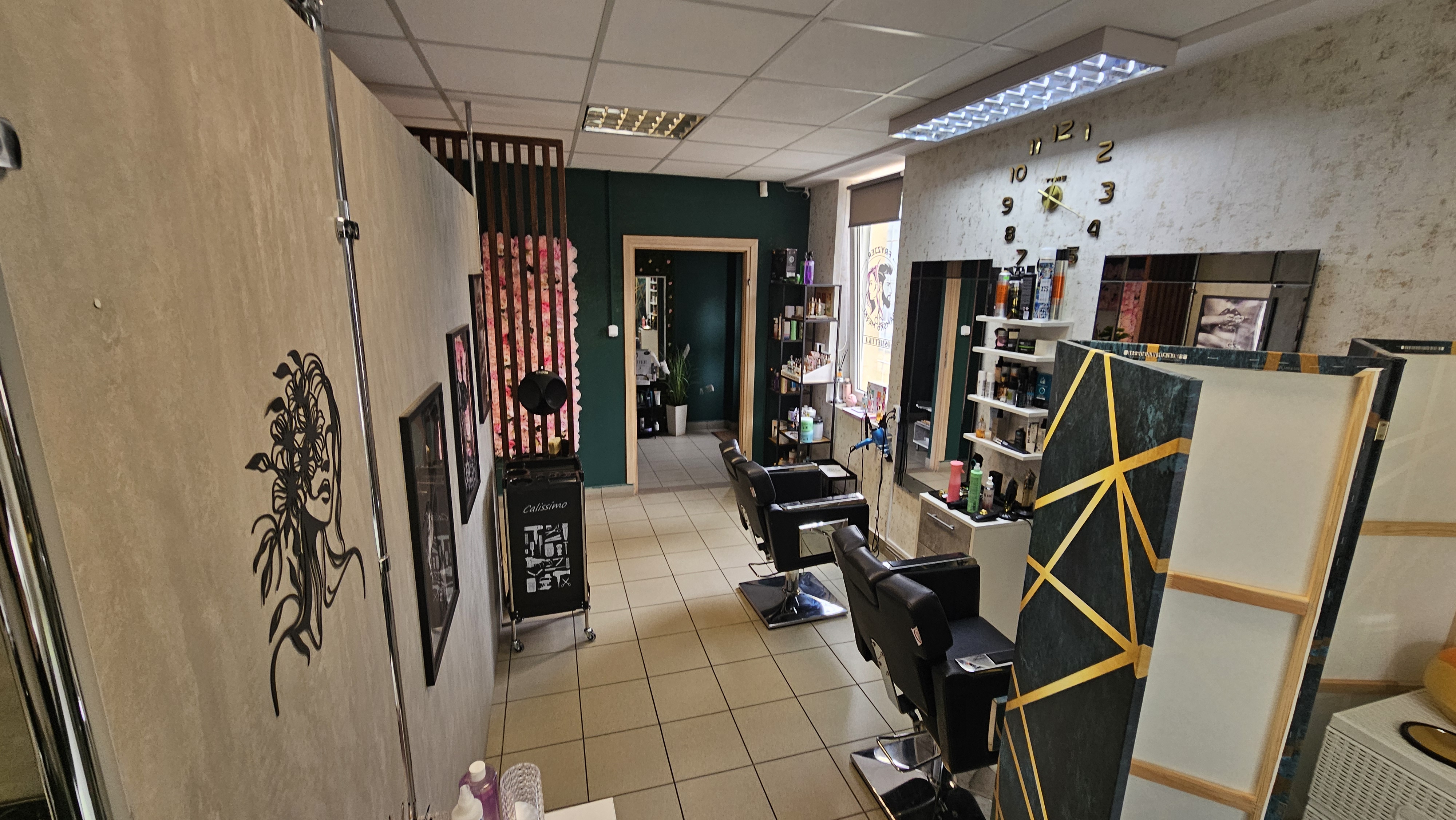 Wnętrze salonu Beauty Style ze strefą fryzjerską