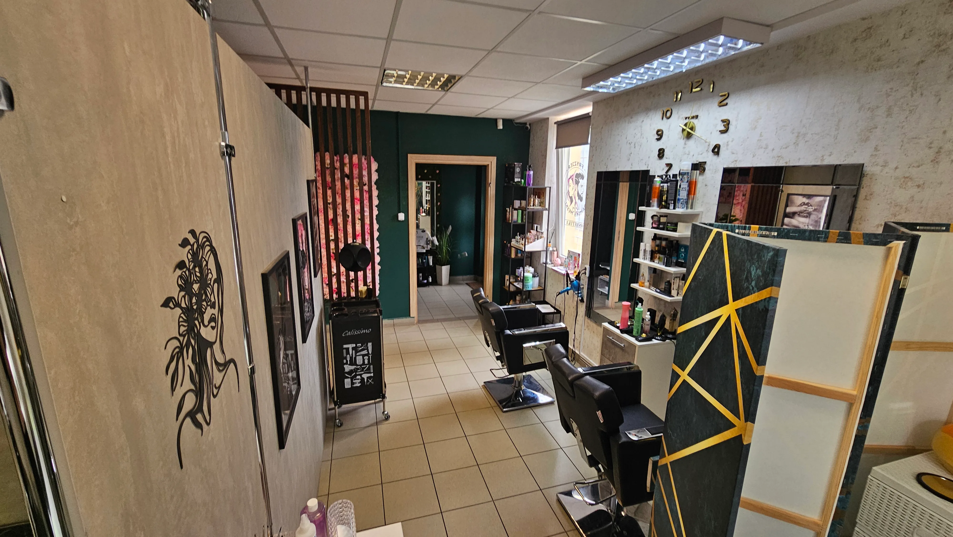 Wnętrze salonu Beauty Style ze strefą fryzjerską